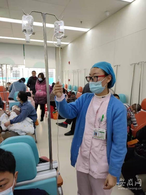 拿快递路上看到有人昏倒在地 蚌埠这位女护士冲上前去